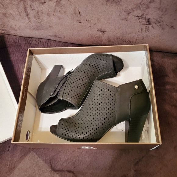 GIANI BERNINI Memory Foam Open Toe Booties
